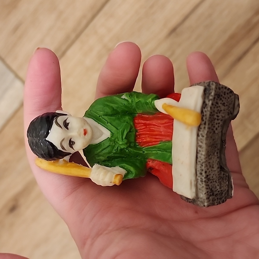 Asian Figure 6/6 - Picture 2 of 9